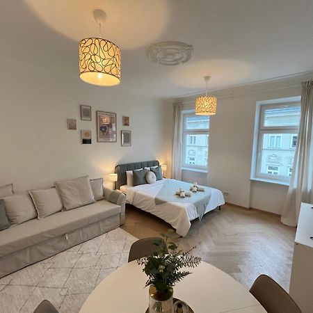 Luxurious One Room Apartment Near Schoenbrunn Palace Vienna Exterior photo